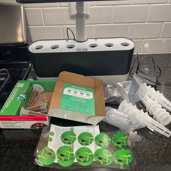 AeroGarden  and Seed Pod Kit with Plant Food - Picture 1 of 6